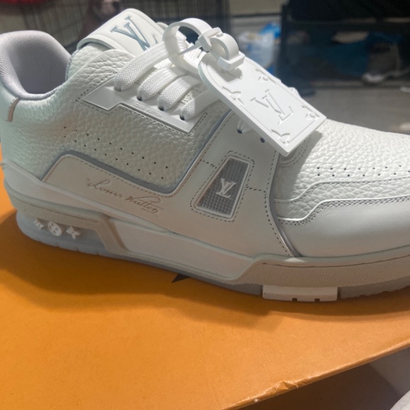 Louis Vuitton Arch Light Sneaker - Picture 2 of 6